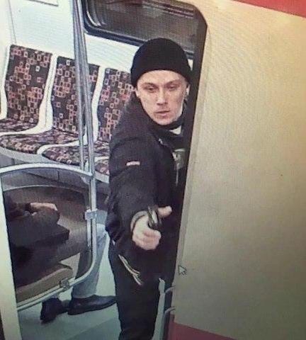 В Санкт-Петербурге двое бритоголовых парней напали на африканца в метро Они избили мужчину и стреляли в него из газового пистолета.Сейчас молодые люди задержаны. Им грозит большой срок в