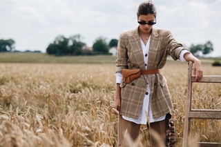 фотосъемка в деревенском стиле. поле моды. симон порт жакмюс показ в лавандовых полях. показ jacquemus 2021. поле моды.