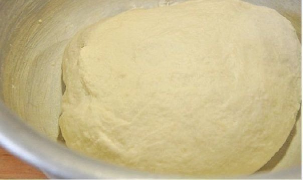 ЧЕБУРЕКИ С МЯСОМ Очень удачное хрустящее тесто!Ингредиентына тесто:Мука 8 стаканаВода 3 стаканаСоль 2 ч. л.Сахар 2 ч. л.Масло растительное 150 млВодка 1 ст. л.Да, и никогда не добавляйте в тесто