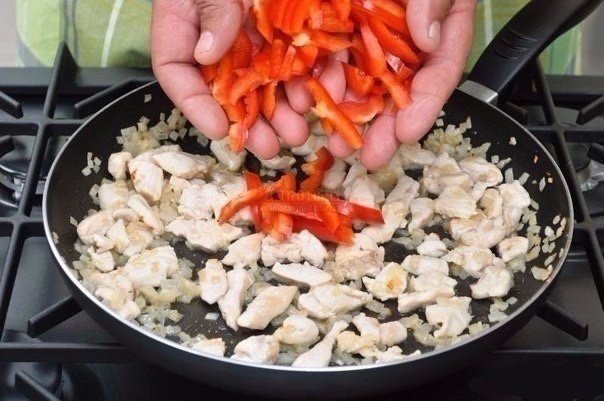 Пикантное Куриное филе в сливках с перцем Нужно :Петрушка 2 веточки Масло сливочное 20 г Лук репчатый 1 шт. Сливки жирные 1 стакан Куриная грудка (филе) 1 шт. Перец болгарский красный 1