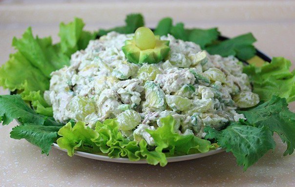 Летний салат с куриной грудкой и виноградом Что нужно: Отварная куриная грудка 1 шт.Зеленый виноград без косточек 1 чашкаСтебель сельдерея 1 шт.Зеленый лук 35 стеблейГрецкие орехи 1/2