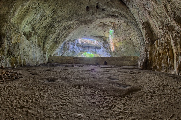 Пещера Деветашка (Devetasha Cave) - крупнейшая пещера в Европе, Ловчен, Болгария Пещера Деветашка (Devetasha Cave) - одна из крупнейших пещер в Европе. Пещера находится на реке Осым между селами