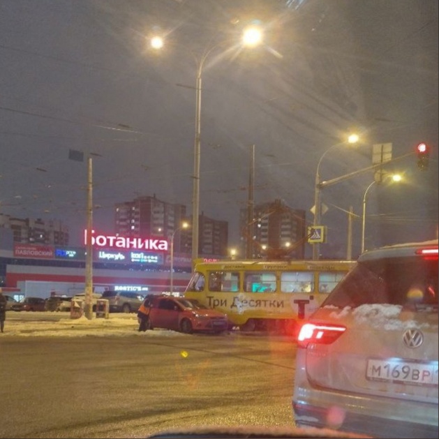 Вчера.  Возле ТЦ "Ботаника Молл" легковушка врезалась в трамвай Это картинка