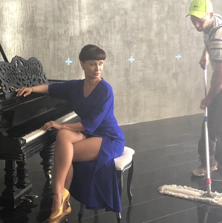 Кадр на прощание": 49-летняя Гришаева в бикини в горошек запечатлелась на балкон