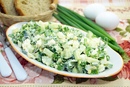 Салат с зеленым луком и яйцом