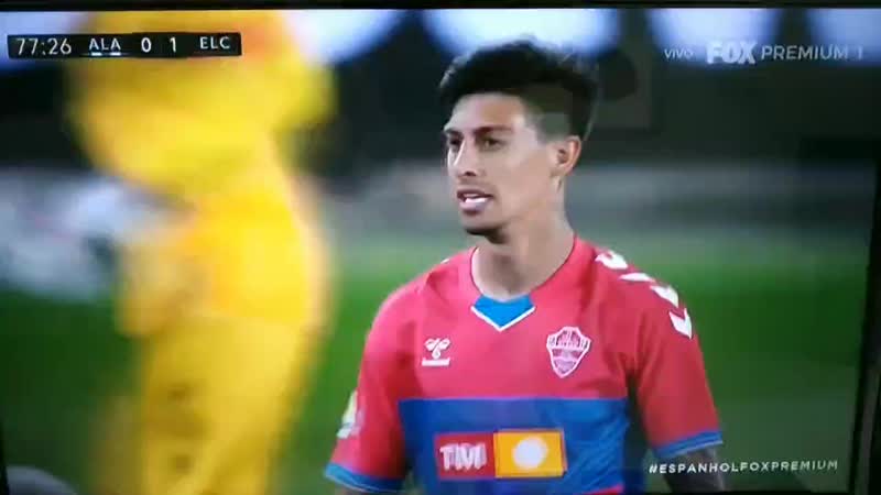 Jogador amarela juiz e grita